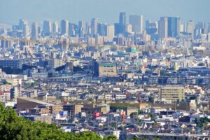 池田市の街並みから大阪副都心を望む